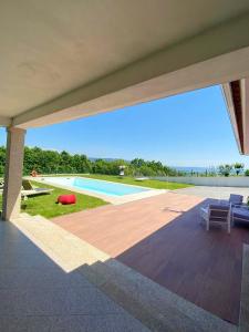 vista para uma piscina a partir do pátio de uma casa em 3 bedrooms villa with city view private pool and enclosed garden at Sao Miguel do Prado 