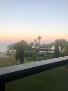 uma vista para o oceano a partir da varanda de um resort em Joli T2 les pieds dans l’eau , piscine tennis.... em San-Nicolao