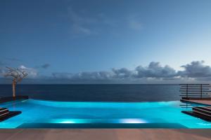Бассейн в White Exclusive Suites & Villas или поблизости