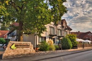 una casa con un letrero al lado de una calle en AKZENT Hotel Merfelder Hof, en Dulmen