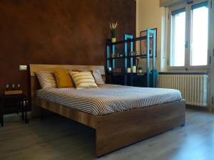 een slaapkamer met een bed met gele kussens bij ALLA DAMIGIANA in SantʼAmbrogio di Torino