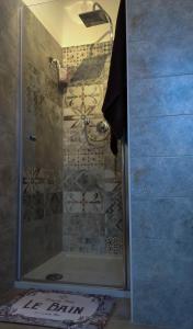 een douche met een glazen deur in de badkamer bij ALLA DAMIGIANA in SantʼAmbrogio di Torino