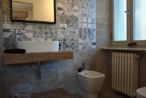 y baño con lavabo y aseo. en ALLA DAMIGIANA, en SantʼAmbrogio di Torino