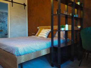 een slaapkamer met een stapelbed en een zwarte plank bij ALLA DAMIGIANA in SantʼAmbrogio di Torino