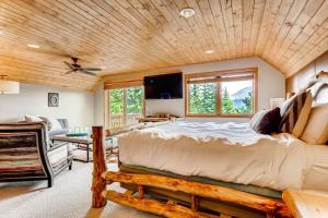 Ein Bett oder Betten in einem Zimmer der Unterkunft Spectacular Views in your Own Private Escape with Hot Tub - Mountain Aire' Getaway