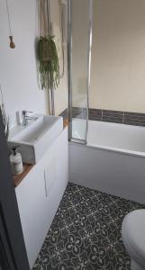 切爾滕納姆的住宿－The Farrier，白色的浴室设有水槽和卫生间。
