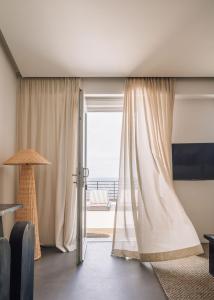 Телевизор и/или развлекательный центр в White Exclusive Suites & Villas
