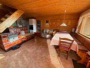 sala de estar con mesa y sofá en Mountain view cottage, en Kamnik