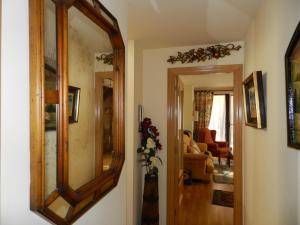 uno specchio su una parete accanto a un soggiorno di Apartament Triplex a Vielha