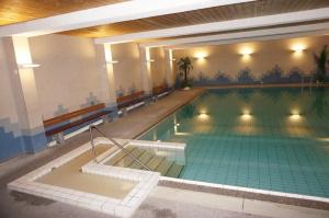 ein großes Schwimmbecken in einem Gebäude in der Unterkunft Paradies 04 in Arosa