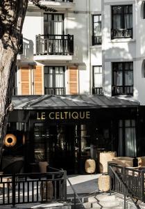 una tienda frente a un edificio con un toldo negro en Le Celtique & Spa, en Carnac