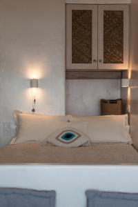 anterior view of a bed with an eye on it at Turquoise Boathouse in Klima I in Klima
