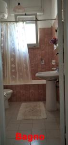 Un baño con bañera, lavabo e inodoro. en Villetta Luce Salento, en Marina di Pescoluse 31 fotos más