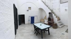 salon ze stołem i kominkiem w obiekcie SALENTO - Acquarica del Capo - Lecce w mieście Acquarica del Capo