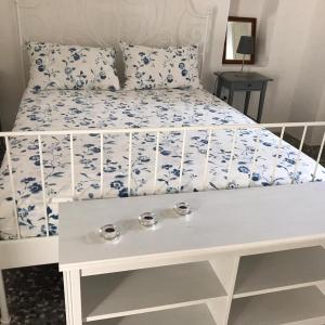 ein weißes Bett mit blauer und weißer Bettwäsche und Kissen in der Unterkunft SALENTO - Acquarica del Capo - Lecce in Acquarica del Capo
