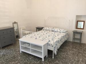 sypialnia z białym łóżkiem i komodą w obiekcie SALENTO - Acquarica del Capo - Lecce w mieście Acquarica del Capo