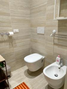 A bathroom at MonoPat
