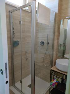 A bathroom at MonoPat