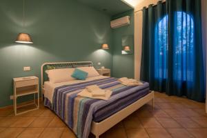 a bedroom with a bed with two towels on it at Casa Vacanze Baia di Guidaloca in Castellammare del Golfo