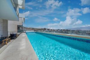 una piscina con vistas a un edificio en Geffen penthouse pool & view, en Eilat