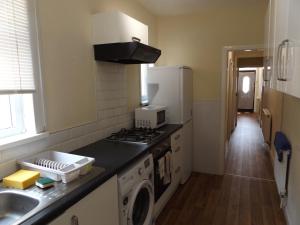 una cucina con piano cottura, lavandino e frigorifero di MountCastle House a Leicester