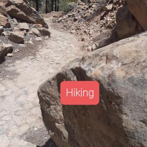 a red sign that says hiking on a rock at La finca del don Ganapati in San Bartolomé de Tirajana