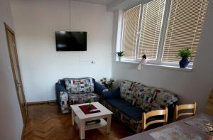 a living room with a couch and a table at Gile Guest House in Veliko Tŭrnovo