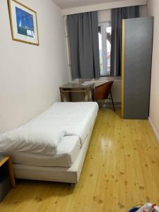 1 dormitorio con cama, escritorio y mesa en Hotel Bentley New en Bruselas