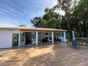 a person standing on the deck of a house at Chácara Toledo Costa in Itapeva