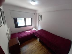 Una pequeña habitación con dos camas y una ventana. en La Mexicana - Alta Gracia, en Alta Gracia 24 fotos más