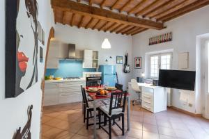 kuchnia i jadalnia ze stołem i krzesłami w obiekcie Cisanello Rock Apartment with Patio and Barbecue w Pizie +6 zdjęć