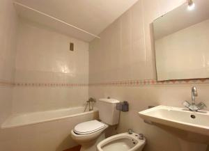 A bathroom at Apartamentos Decathlon