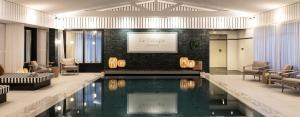 Uma área de estar em Le Celtique & Spa