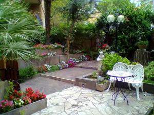 A garden outside Guest House Il Limone Nascosto