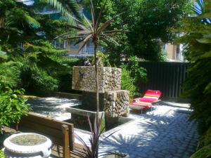 A garden outside Guest House Il Limone Nascosto