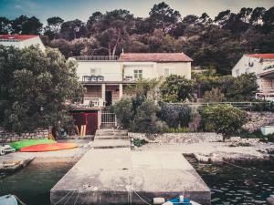 een huis met een boot in een lichaam van water bij Large Terrace Apartment in Korčula