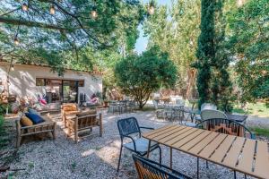 a group of tables and chairs in a yard at Les Cabanons de l'Ouille in Collioure