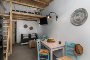 TV a/nebo společenská místnost v ubytování Turquoise Boathouse in Klima II