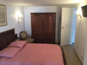 アゴン・クタンヴィルにあるCOMME SUR UN BATEAU FACE À LA MERのベッドルーム1室(ピンクのシーツが敷かれたベッド1台、ドア付)