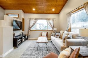 a living room with a couch and a tv at Dayton Retreat in Dayton