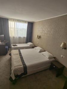 Tempat tidur dalam kamar di Rovno Hotel