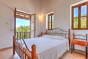 Un pat sau paturi într-o cameră la Sermar Villa
