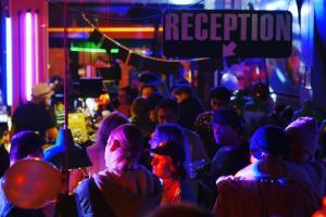 Eine Menschenmenge, die auf einer Party in einer Menschenmenge steht. in der Unterkunft Copenhagen Downtown Hostel in Kopenhagen