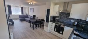 cocina y sala de estar con sofá y mesa en Shirely S, Milton, Cambridge, 2BR House, Newly Refurbished, en Milton