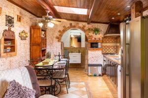 a kitchen and dining room with a table and chairs at La Finca del Morro in San Miguel de Abona