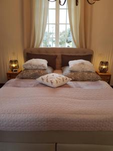 ein Bett mit zwei Kissen und einem Fenster in der Unterkunft Marien Turm in Saarlouis