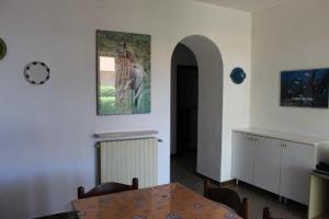 een eetkamer met een tafel en een foto aan de muur bij Villa Rosanna in Capoliveri