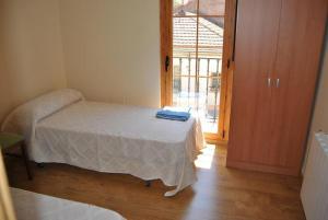 a small bedroom with a bed and a window at Holiday home Casa las Margaritas in Salamanca