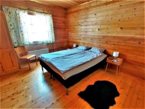 Postel nebo postele na pokoji v ubytování Old Pine Husky Lodge