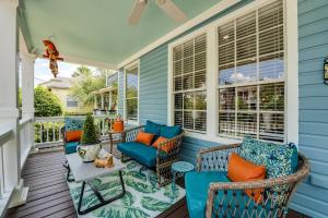 a screened porch with chairs and a table at Pinwheel Place in Jacksonville